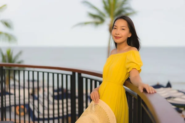 Porträtt vackra asiatiska kvinnor Happy Smile slappna av på den tropiska — Stockfoto