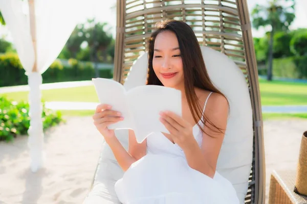 肖像 美丽的 亚洲 女人 读 书 周围 海滩 海 oce — 图库照片