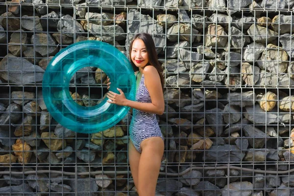Schön Porträt asiatische Frau entspannen glücklich Lächeln um outdoor — Stockfoto
