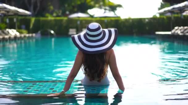 Filmati Una Bella Donna Asiatica Che Rilassa Piscina Hotel — Video Stock