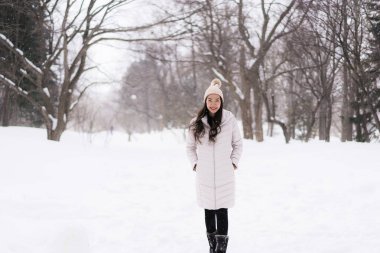 Kar kazanmak seyahat için mutlu gülümseyen güzel genç Asyalı kadın