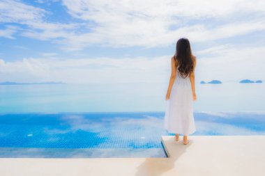 Portre genç asyalı kadın yüzme kaka etrafında mutlu gülümseme dinlenmek