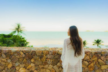 Portre güzel genç Asyalı kadın deniz plaj okyanus arıyor