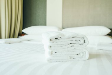 Yatak dekorasyoniç beyaz havlu