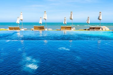 Güzel açık doğa manzara ile yatak şezlong sw çevresinde