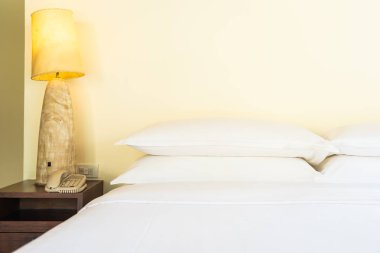 Yatak odasında yatak dekorasyonu güzel rahat yastık