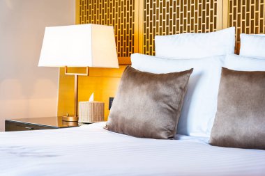 Yatak ve battaniye üzerinde güzel lüks rahat beyaz yastık Dec