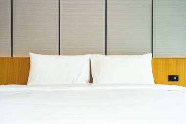 Güzel lüks rahat beyaz yastık ve battaniye yatakta