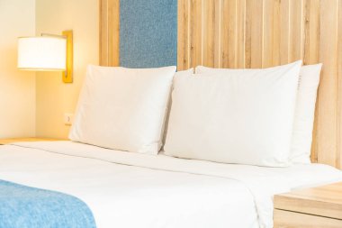 Hafif lamba ile yatak dekorasyonbeyaz rahat yastık