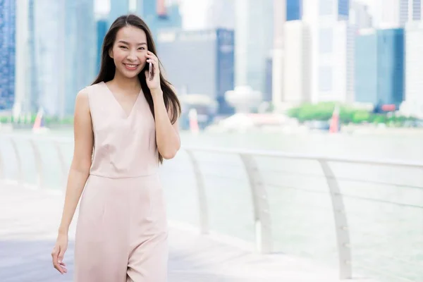 Mujer asiática usando teléfono inteligente o móvil para hablar o texto — Foto de Stock