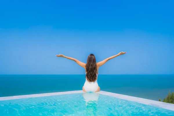 Portrait beautiful young asian woman happy smile relax in swimmi — Stock Photo, Image