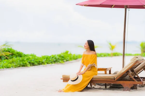 Retrato hermosa mujer asiática usar sombrero con sonrisa feliz ocio — Foto de Stock