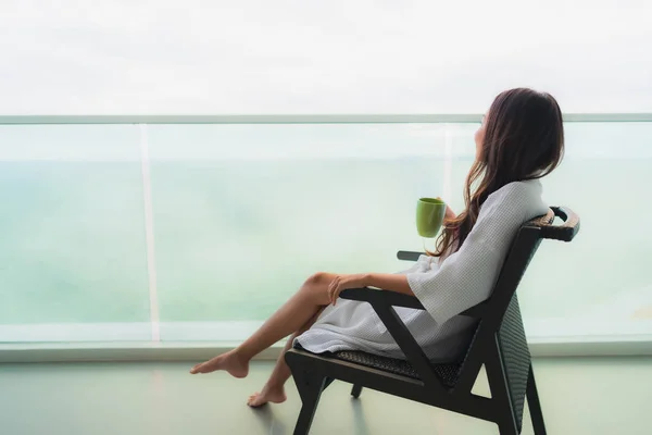 Mooie portret jonge Aziatische vrouwen houden koffie kopje bij elkaar overtreffen — Stockfoto