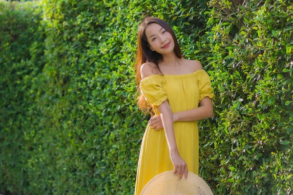 Retrato mulheres bonitas feliz relaxar sorriso em torno do jardim — Fotografia de Stock