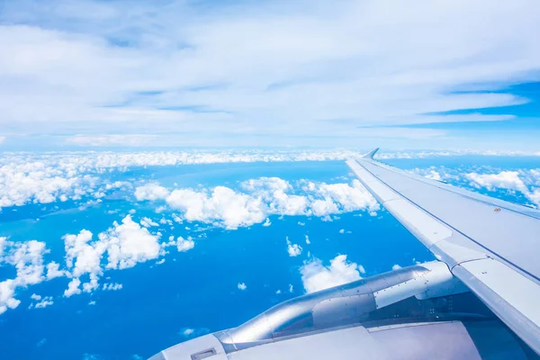 Εναέρια θέα της πτέρυγας αεροπλάνου με μπλε ουρανό — Φωτογραφία Αρχείου
