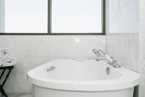 Piękny, luksusowy wanna biała ozdoba wnętrza łazienki — Zdjęcie stockowe