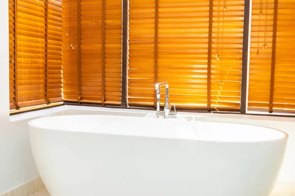 Роскошь и удобство украшения белой ванны в летучей мыши — стоковое фото