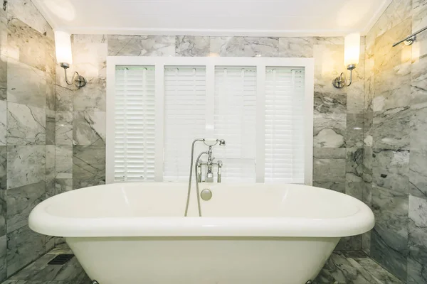 Beautiful luxury elegance white bathtub and water faucet decorat — Stock Photo, Image