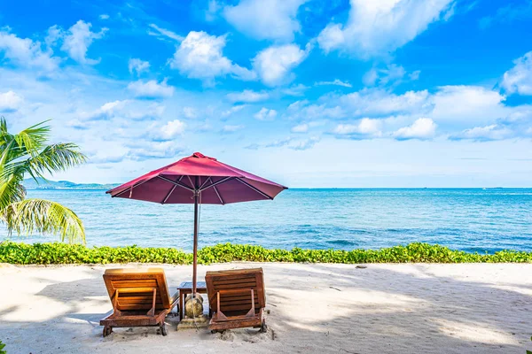 Hermoso paisaje de playa mar océano con cubierta de silla vacía y —  Fotos de Stock