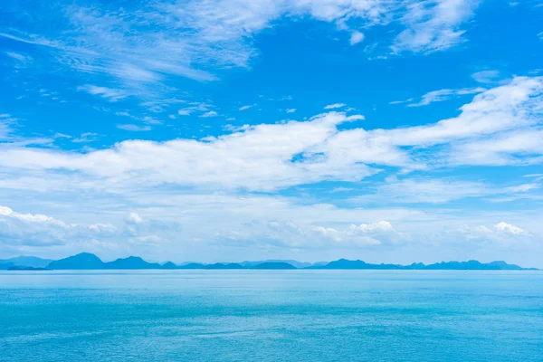 Mar de praia tropical ao ar livre bonito em torno da ilha de samui com co — Fotografia de Stock