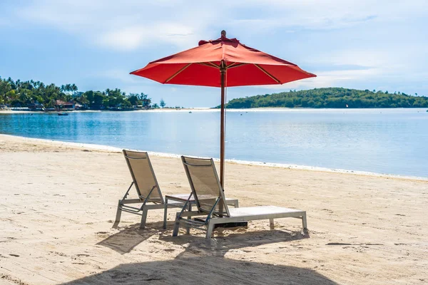 Bela praia tropical ao ar livre mar oceano com cadeira de guarda-chuva um — Fotografia de Stock