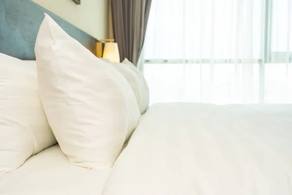 Krásný přepychový bílý polštář a přikrývka na posteli — Stock fotografie