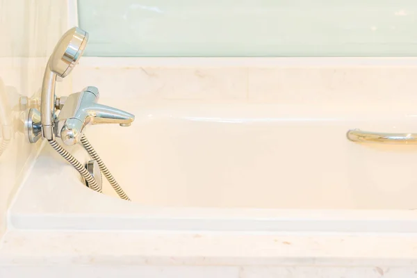 Bañera de lujo blanca decoración en inodoro y baño — Foto de Stock