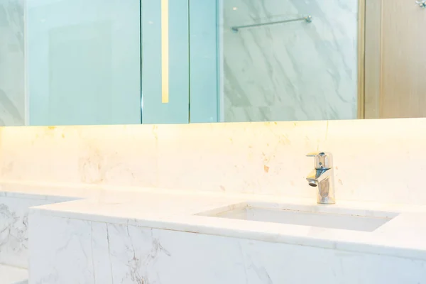 Wasserhahn und Waschbecken Dekoration im Badezimmer Innenausstattung — Stockfoto