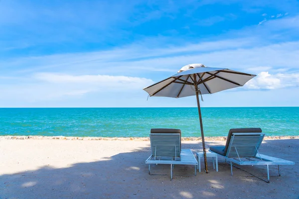 Beautiful umbrella and chair around beach sea ocean with blue sk — Stock Photo, Image