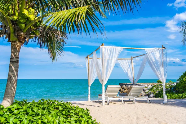 Bellissimo ombrellone e sedia intorno spiaggia mare oceano con sk blu — Foto Stock