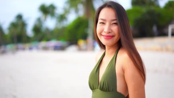 Bilder Vacker Asiatisk Kvinna Stranden Sommarsemestern — Stockvideo