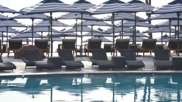 Riprese Panoramiche Della Piscina Del Resort — Video Stock