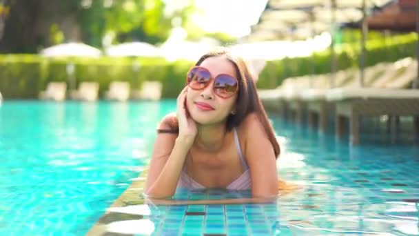 Footage Beautiful Asian Woman Relaxing Pool Hotel — Stock Video