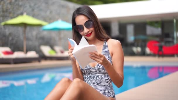 Imagens Bela Mulher Asiática Relaxante Piscina Hotel — Vídeo de Stock