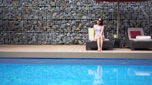 Metraje Hermosa Mujer Asiática Relajándose Piscina Hotel — Vídeo de stock