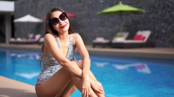 수영장에서 휴식을 취하고 아름다운 이시아 여성의 — 비디오