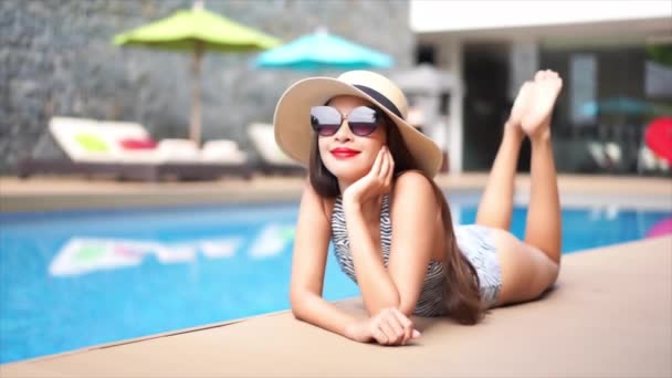 Metraje Hermosa Mujer Asiática Relajándose Piscina Hotel — Vídeos de Stock