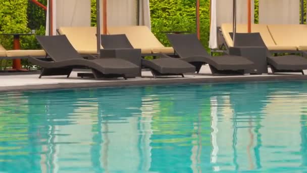 Riprese Panoramiche Della Piscina Del Resort — Video Stock