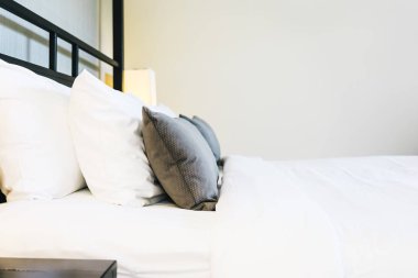 Hafif lamba ile yatakta güzel lüks rahat yastık