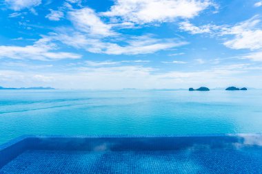 Beyaz bulut bl üzerinde deniz okyanusu ile güzel açık yüzme havuzu