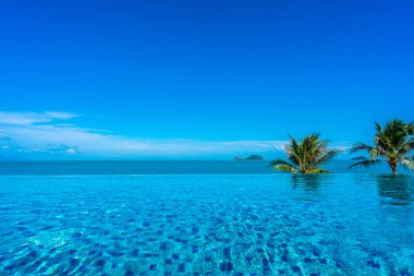 Deniz ile otel beldesinde güzel lüks açık yüzme havuzu 