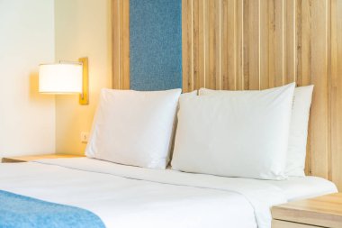 Hafif lamba ile yatak dekorasyonbeyaz rahat yastık