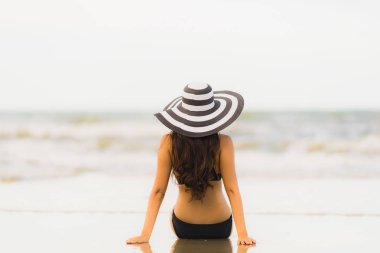 Portre güzel genç Asyalı kadın plaj se üzerinde bikini giymek