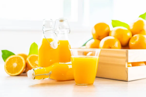 Zumo de naranja fresco para beber en vaso de botella — Foto de Stock