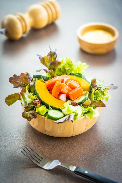 Caranguejo enfia carne com salada de legumes frescos com molho de maionese — Fotografia de Stock