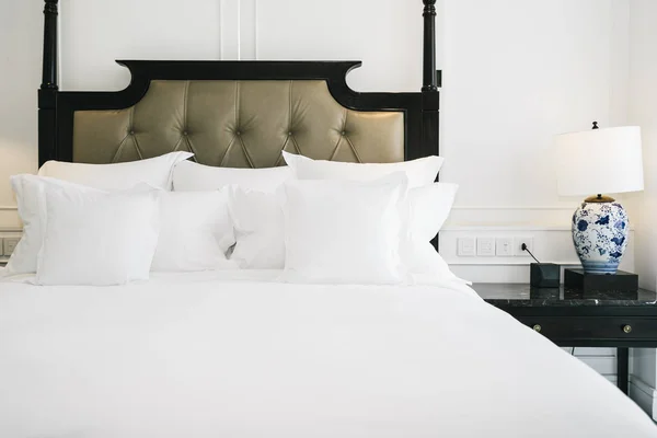 Krásný přepychový bílý polštář na dekoraci postele v b — Stock fotografie