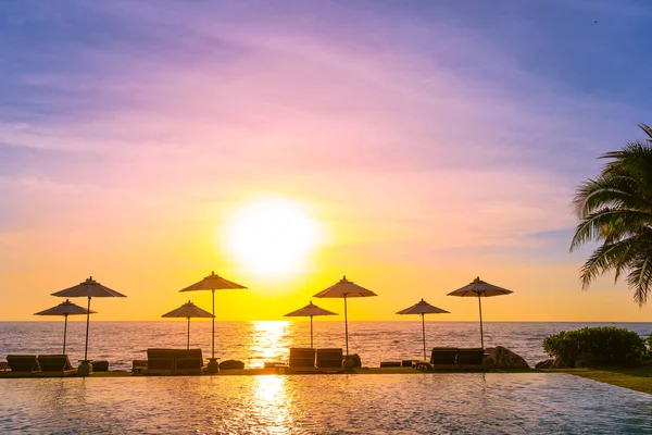 Ombrellone e sedia intorno alla piscina nel resort hotel per leis — Foto Stock