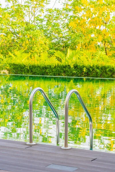 Güzel lüks otel ve tatil içinde Açık Yüzme Havuzu — Stok fotoğraf