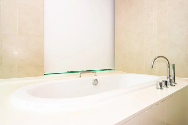 Bellissimo lusso e pulito interno bianco decorazione vasca da bagno — Foto Stock