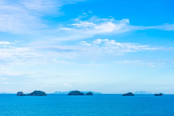 Mar exterior bonito oceano com céu azul nuvem branca em torno sagacidade — Fotografia de Stock